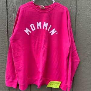 Mommin’ comfort colors sweatshirt